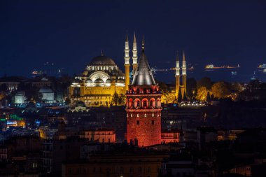 İstanbul, Türkiye 'de akşam saatlerinde Galata Kulesi ve Süleyman Camii ile Marmara Denizi arka planda.