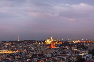 İstanbul 'un silüeti. Galata Kulesi, Süleyman Camii (Osmanlı İmparatorluğu Camii). İstanbul / Türkiye.