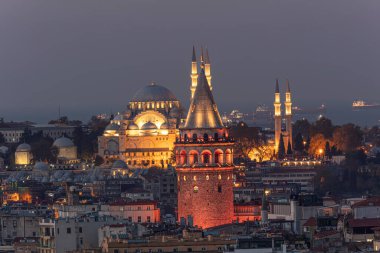 İstanbul 'un silüeti. Galata Kulesi, Süleyman Camii (Osmanlı İmparatorluğu Camii). İstanbul / Türkiye.