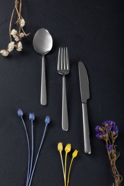 Boş tabak, çatal, bıçak, kaşık, çatal bıçak seti siyah ahşap arka plan, üst manzara.