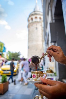 Kumda pişmiş Türk kahvesi. Közlü kahve. Galata, İstanbul, Türkiye.