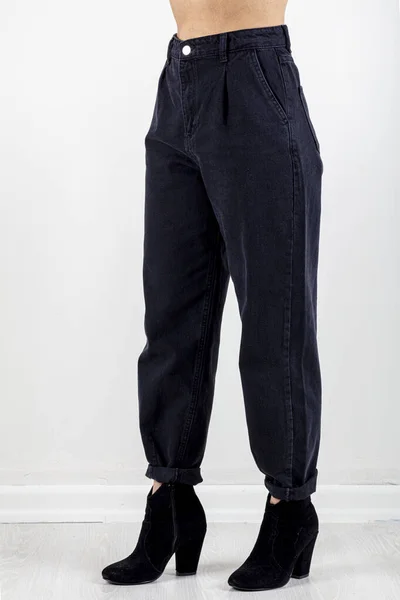 Stüdyo Sonbahar Kış Konseptini Çeker Stüdyoda Siyah Kot Pantolon Pantolon — Stok fotoğraf