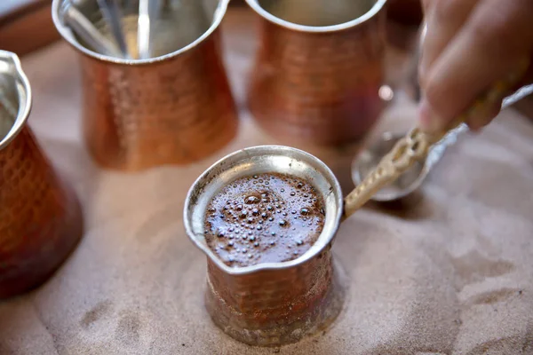 Traditioneller Türkischer Kaffee Cezve Zubereitet Auf Heißem Sand Selektiver Fokus — Stockfoto