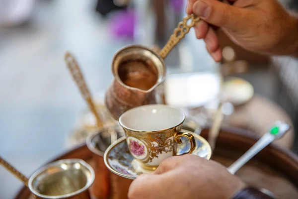 Café Turco Tradicional Cezve Preparado Areia Quente Foco Seletivo — Fotografia de Stock