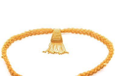 İzole edilmiş beyaz arka planda Hint altın kolyesini gösteren bir resim.. 