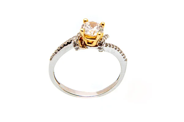 Gyönyörű Fehér Sárga Arany Gyűrű Gyémántokkal Elszigetelt Fehér Háttér — Stock Fotó