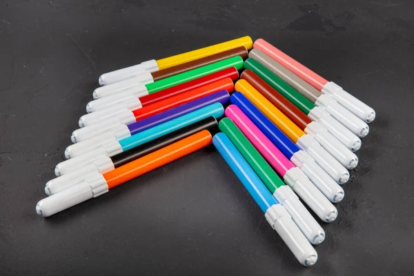 Canetas Coloridas Feltro Chão Madeira Preta Escola Conceito Educação — Fotografia de Stock