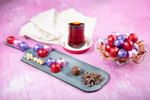 Chocolate Avelã Chocolate Avelã Coberto Com Papel Alumínio Vermelho Roxo — Fotografia de Stock