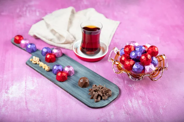 Mogyoró Csokoládé Mogyoró Csokoládé Borított Piros Lila Rózsaszín Fólia Lila — Stock Fotó