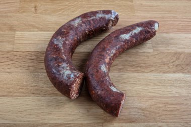 Türk sosisi kangal sucuk. Sujuk (sucuk), ahşap zemin üzerinde kuru baharatlı bir sosis..