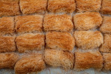 Sütlü Kadayif tatlısı. Türk Tatlısı Fincan Kadayif Baklava / Baklawa ile Pistachio Tozu.