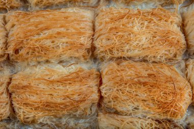 Sütlü Kadayif tatlısı. Türk Tatlısı Fincan Kadayif Baklava / Baklawa ile Pistachio Tozu.