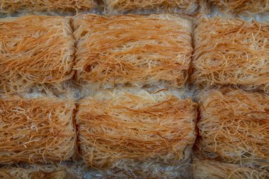 Sütlü Kadayif tatlısı. Türk Tatlısı Fincan Kadayif Baklava / Baklawa ile Pistachio Tozu.