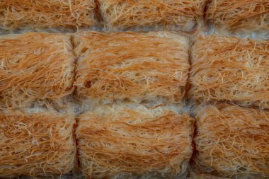 Sütlü Kadayif tatlısı. Türk Tatlısı Fincan Kadayif Baklava / Baklawa ile Pistachio Tozu.