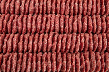 Çiğ köfteler pişirilmeye hazır. Türk pişmemiş köftesi ya da Tahta Yüzey 'de Kıymalı Et ile yapılan Kofta. Türklerin değişik türleri geleneksel Kofta yemeği hafif kesim üzerine.