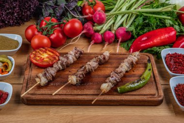 Et şişi, çöp şişi. Tahta çubuklarda iştah açıcı kebap..