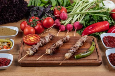 Et şişi, çöp şişi. Tahta çubuklarda iştah açıcı kebap..
