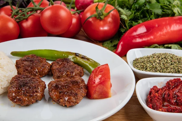 Tureckie Jedzenie Kofte Lub Kofta Stos Klopsików Ryżem Pilav — Zdjęcie stockowe