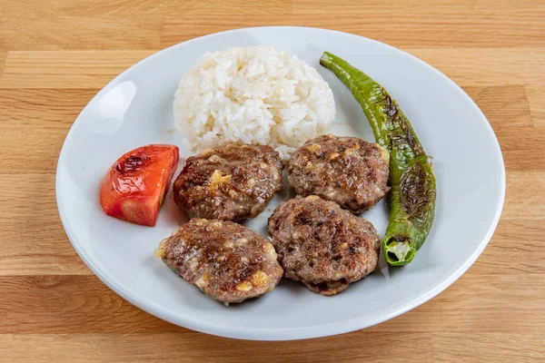 土耳其食品Kofte或Kofta 堆放有大米皮拉夫的肉丸 — 图库照片