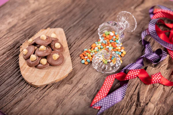 Chocolate Con Lazos Cinta Color Sobre Fondo Madera Fiesta Del —  Fotos de Stock