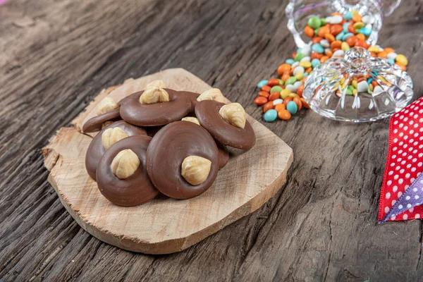 Chocolate Com Laços Fita Cor Fundo Madeira Festa Ramadã Eid — Fotografia de Stock