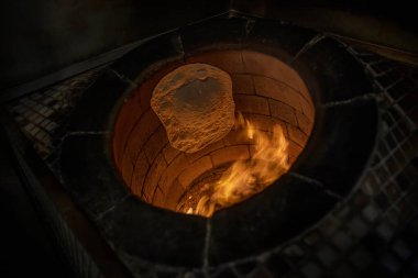 Geleneksel Türk ahşabı taş fırın ateşledi. Bu taş fırın Türk pidesi ya da pide ekmeği için. Tandir olarak da bilinir..