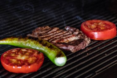 Biberiye ve tuzlu ızgarada biftek ve ızgara ızgara.