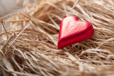 Çikolata kırmızısı kalp şeklinde. Sevgililer Günü, aşk, hasır dokuyla ilgili romantik kavramlar.