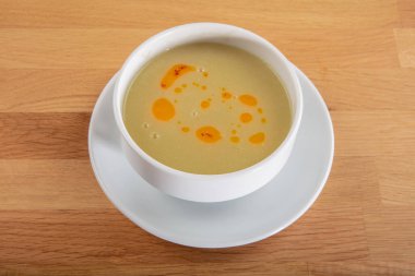 Mercimek çorbası (Türkçe: Mercimek Corbasi) siyah zemin üzerinde izole edilmiş.