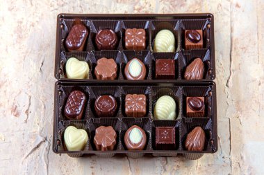 Tahta arka planda çikolatalı şekerler