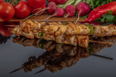 Tavuk şişleri. Bambu şiş ızgara tavuk, yakın görüş, sığ alan derinliği.