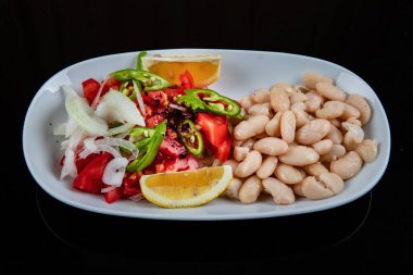 Biberli salata, domates, limon ve fasulye.