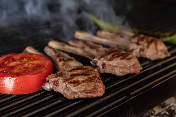 ラムチョップグリルで 炭火で焼き肉の子羊の肋骨を焼き — ストック写真