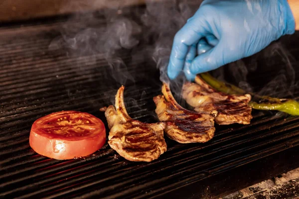 Lamskoteletjes Grill Geroosterd Vlees Lamsribbetjes Barbecue Rooster Boven Houtskool — Stockfoto