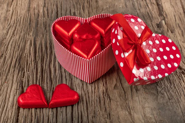 발렌틴 데이의 컨셉은 모양의 상자와 심장을 초콜릿 모양으로 만들었다 위에서 — 스톡 사진