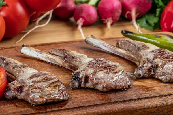 Fleisch Auf Holzteller Gebratene Rippchen Auf Holz Mit Tomaten Pfeffer — Stockfoto