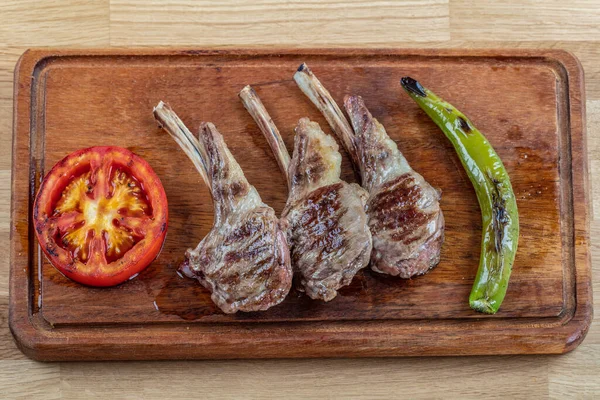 Fleisch Auf Holzteller Gebratene Rippchen Auf Holz Mit Tomaten Pfeffer — Stockfoto