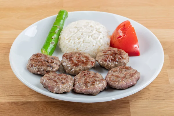 土耳其食品Kofte或Kofta 堆放有大米皮拉夫的肉丸 — 图库照片