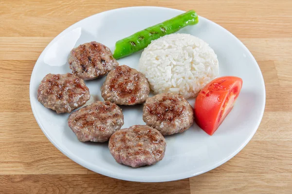 Türkisches Essen Kofte Oder Kofta Stapel Fleischbällchen Mit Reispilav — Stockfoto