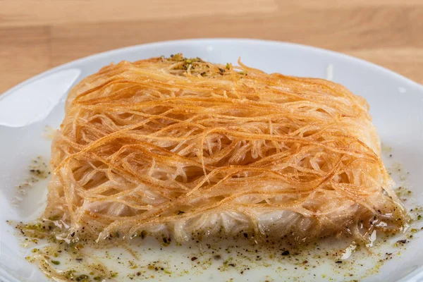 Hausgemachtes Türkisches Dessert Fincan Kadayif Baklava Baklawa Mit Pistazienpulver — Stockfoto