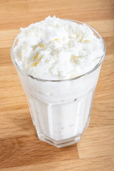 新鲜的自制酸奶 在玻璃杯中 用香草覆盖灰色背景 复制空间 益生菌冷发酵乳饮料 — 图库照片