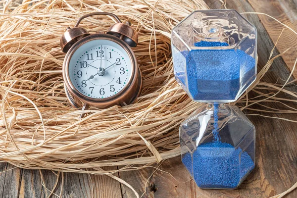 Primer Plano Reloj Arena Azul Suelos Madera Reloj Despertador Como — Foto de Stock