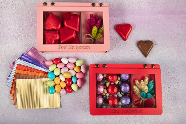 Chocolates Forma Coração Envolto Folha Vermelha Para Dar Dia Dos — Fotografia de Stock