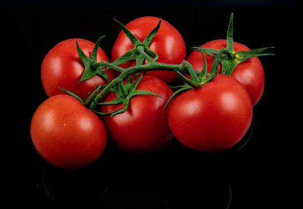 Tomates Vermelhos Frescos Sobre Fundo Preto — Fotografia de Stock