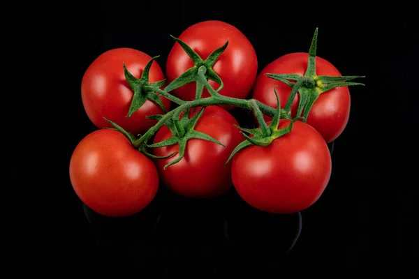 Tomates Vermelhos Frescos Sobre Fundo Preto — Fotografia de Stock