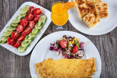 Tahta zemin üzerinde omlet olan lazanya.