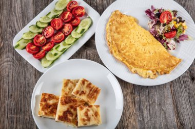 Tahta zemin üzerinde omlet olan lazanya.