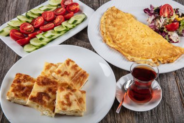 Tahta zemin üzerinde omlet olan lazanya.