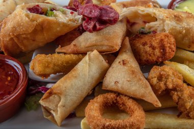 Doldurulmuş kruvasan etli ve kızarmış tavuk soslu ve sebzeli.