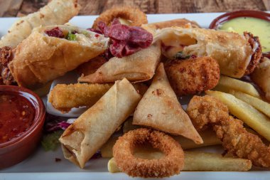 Doldurulmuş kruvasan etli ve kızarmış tavuk soslu ve sebzeli.